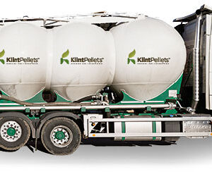 En KlintPellets-lastbil redo för leverans av pellets.